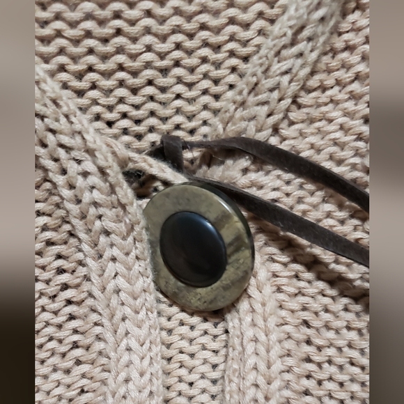 Charlotte Russe Hooded Sleeveless Sweater - Picture 4 of 10